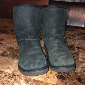 LAST CHANCE Black short uggs size 4 (big girl)